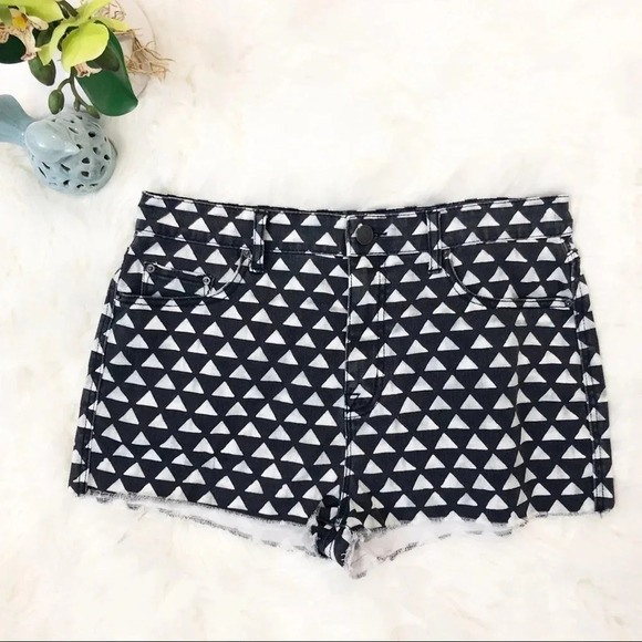 🍁 BDG High Waist Cutoff Triangle Geometric Shorts - Picture 2 of 8